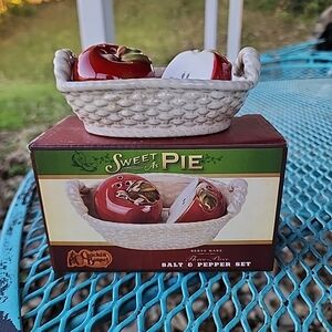 Cracker Barrel Sweet As Pie Apple Salt And Pepper Shaker Set
